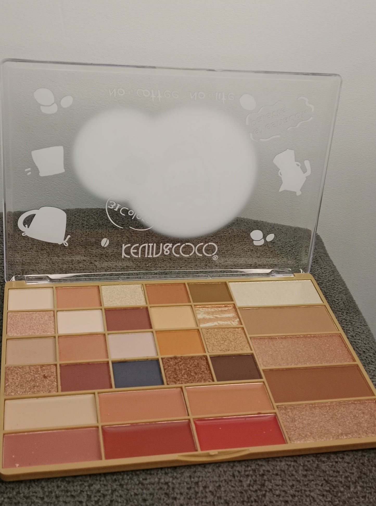 Paleta de multifuncional “Beauty Coco” – Sombras, iluminadores y labiales 🌈✨
